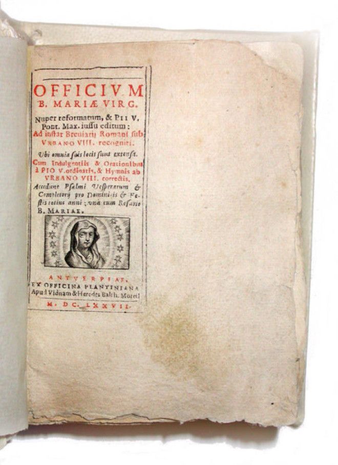Религиозное издание Officium Beatae Mariae Virginis 1677 года у которого издатель не успел обрезать лишние края страниц