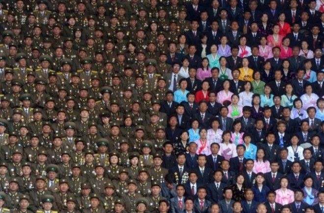 Солдаты северокорейской армии и гражданские во время церемонии памяти основателя Северной Кореи Ким Ир Сена