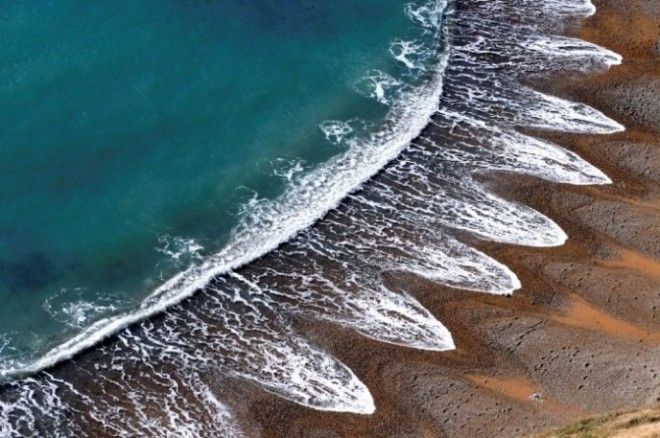 Ученые до настоящего времени не могут объяснить возникновение необычной береговой линии с острыми волнами