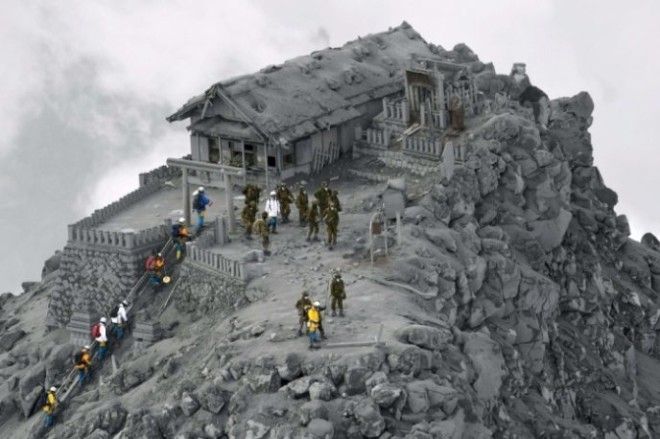 Извержение японского вулкана Онтакэ стало неожиданностью для сейсмологов а высота столба пепла достигала 10 километров