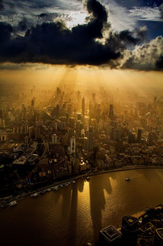 Крановщик Вэй Гэньшэн Wei Gensheng сделал снимок города во время работы над вторым по высоте зданием в мире
