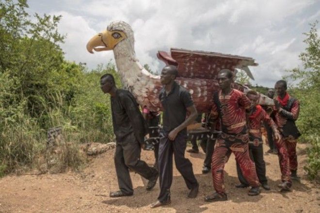 Похоронная процессия в Гане Фото regulatschumich
