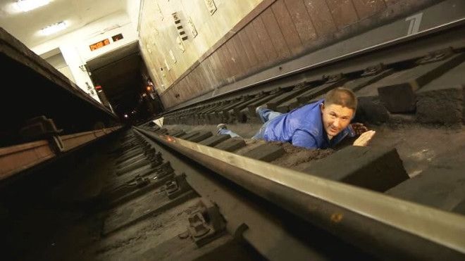 Что делатьесли упал на рельсы в метроЭта инструкция может спасти вам жизнь