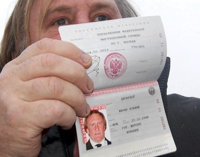 Как пограничник сверяет наши лица со снимками в паспорте