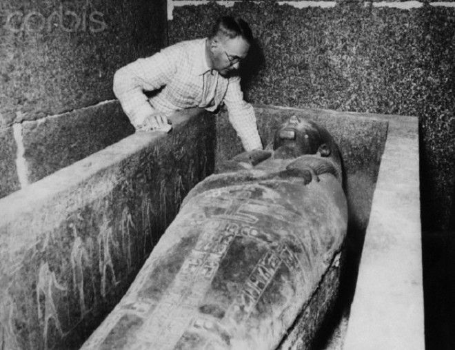 Египтолог Пьер Монте во время вскрытия гробницы фараона Псусеннеса I Фото photoqipru