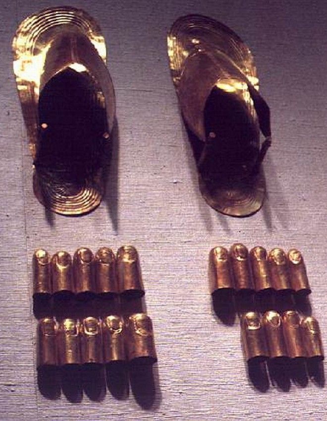 Сандалии и напальчники из чистого золота Фото kolizejatua