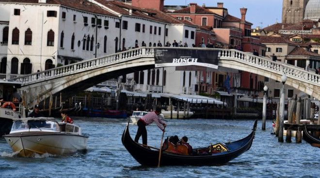 Венеция Примерно та же участь ожидает знаменитый город на воде, Венецию. Еще 100 лет назад площадь Сан-Марко затапливало всего 5-10 раз в год, сейчас же она пропадает под водой целых 100 раз в год. Ожидается, что к 2100 году Средиземное море поднимется на 140 сантиметров и Венецию затопит окончательно.