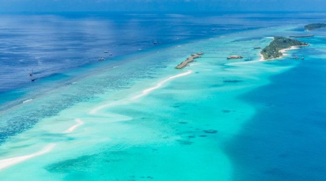 Мальдивы К сожалению, эти тропические острова, для многих уже ставшие символом земного рая, в скором времени исчезнут с лица земли навсегда. Уже сегодня примерно 80% островов поднимаются всего на метр над уровнем моря. Ученые полагают, что менее чем через пятьдесят лет Мальдивы пропадут полностью.