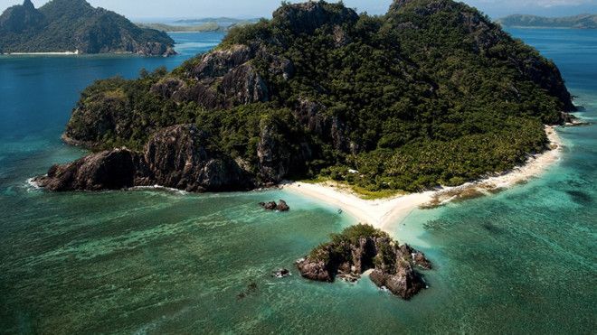 Маманука, Фиджи Группа островов Маманука считается одной из самых популярных туристических зон Фиджи. Архипелаг состоит из 20 остров, и на многих из них размещены курорты, но несколько островов по-прежнему остаются необитаемы. Связано это главным образом с отсутствием питьевых источников. Самый известный необитаемый остров в группе — крошечный Монурики, на котором снимали фильм «Изгой».