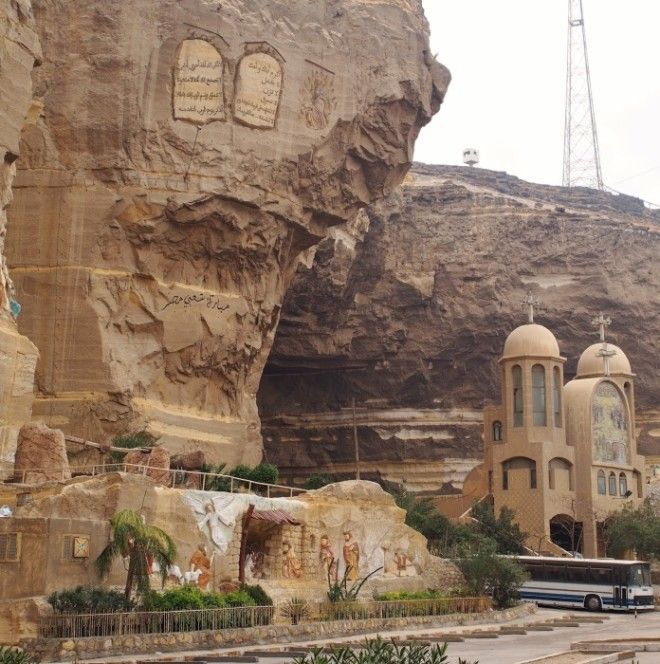 В этой огромной скале находится коптский храм Заббалина