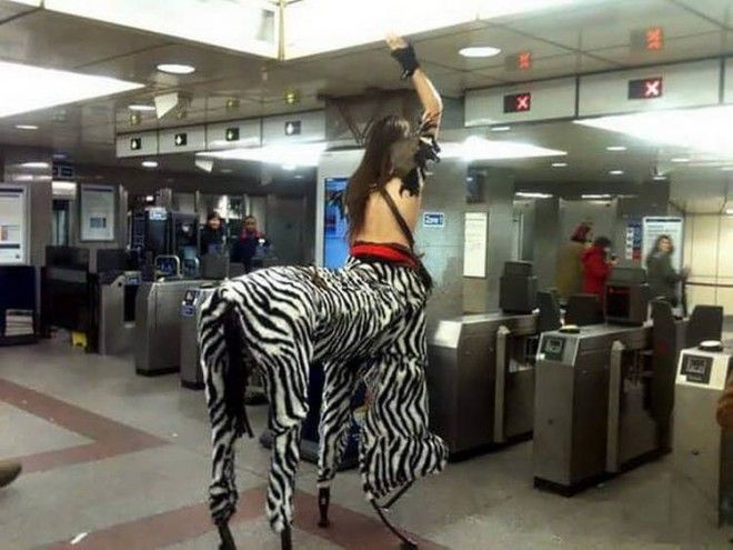 20 фотографий которые убедят вас в том что метро очень странное место