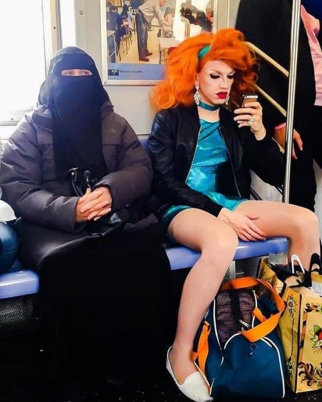 20 фотографий которые убедят вас в том что метро очень странное место