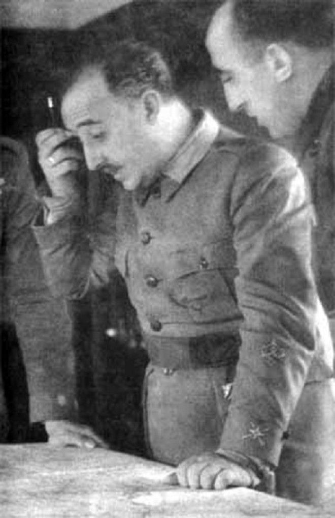 Генерал Франко обдумывает военную операцию в Теруэле Декабрь 1937 года
