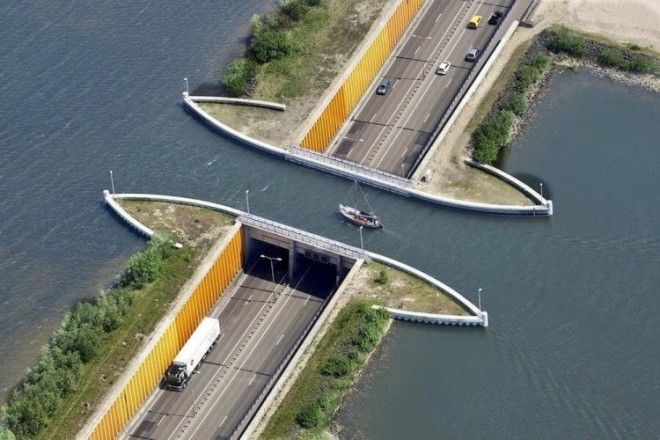В Голландии построили водный мост который ломает все законы физики