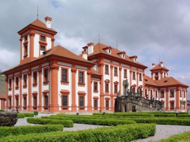 Первый летний загородный дворец построенный в Праге располагается на берегу Влтавы в нескольких километрах от центра города