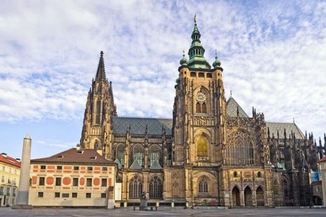Первый камень для строительства собора где позже были коронованы все чешские правители заложили в 1344 году но завершилось строительство только в начале 20 века
