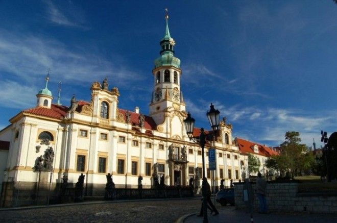 Старейший монастырь Праги основанный еще в 1140 году получил свое название благодаря заставе которая охраняла подступы к крепости Пражский Град