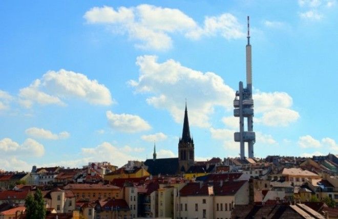 Самая высокая постройка в городе 216 метров стекла металла и бетона не вписывается в облик старой Праги но является замечательной смотровой площадкой