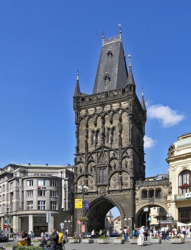Готическая башня 15 века в прошлом использовалась как склад пороха за что и получила свое название