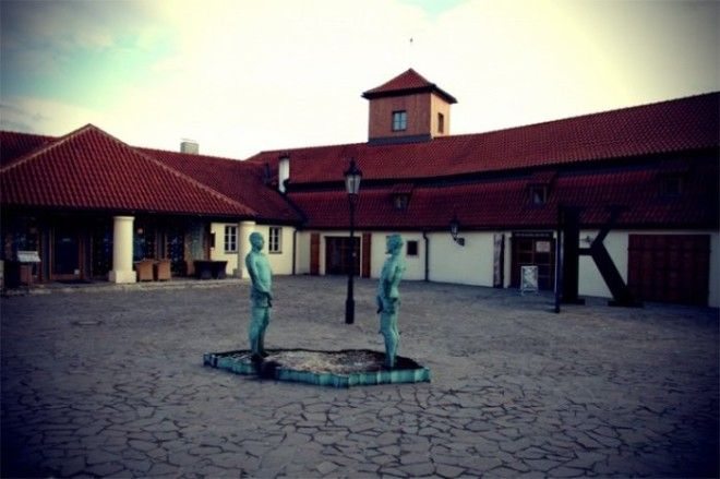 Экспозиция посвященная жизни и деятельности немецкоязычного писателя размещается в старинном здании бывшего кирпичного завода а дворик украшает эксцентричная скульптура