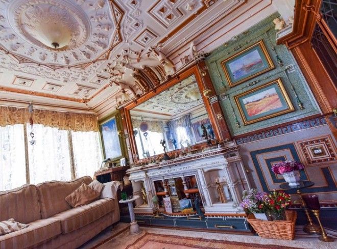 Адриан Реман считает что его квартира напоминает Версальский дворец