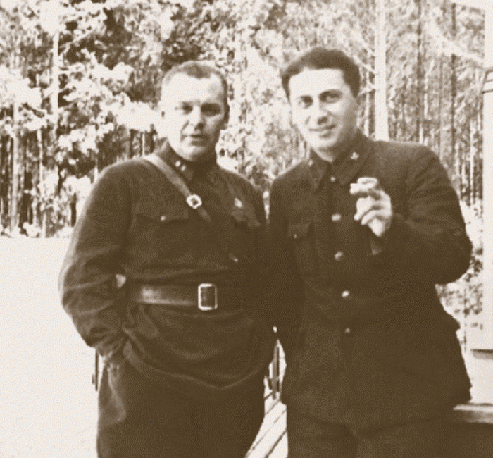Яков Джугашвили справа с начальником охраны Сталина Николаем Власеком