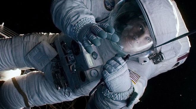 Гравитация Пожалуй в Гравитации показаны наиболее реалистичные космические скафандры В какойто момент персонаж Райан Стоун даже носит самый настоящий космический костюм