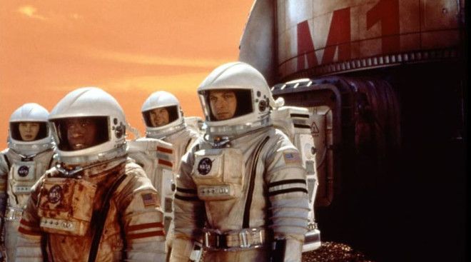 Миссия на Марс Фильм Миссия на Марс 2000го года провалился в прокате совершенно справедливо Мутный сценарий раздражающие персонажи Но вот скафандры были сделаны с умом они созданы с оглядкой на реальные космические костюмы и смотрятся вполне симпатично