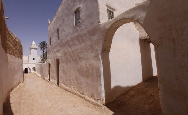 Гадамес Ливия Объект Всемирного наследия ЮНЕСКО Гадамес является городомоазисом расположенным в центре пустыни Для того чтобы пережить постоянную жару 55 градусов Цельсия местному населению приходится проводить большую часть дня в домах с толстыми глинобитными стенами