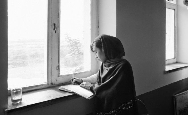 Мина Кешвар Камаль Эта афганская защитница женских прав и свобод не побоялась основать Революционную ассоциацию по правам женщин в одной из самых ортодоксальных стран мира Мина была убита в 1987 году но дело ее пытается жить и до сих пор