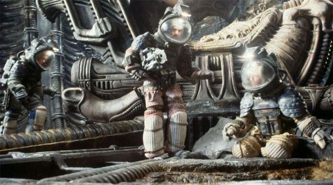 Чужой В разные годы франшиза использовала разные типы космических скафандров Все они выглядят довольно реалистично но ни один ни на йоту не близок к тем костюмам что носят настоящие астронавты