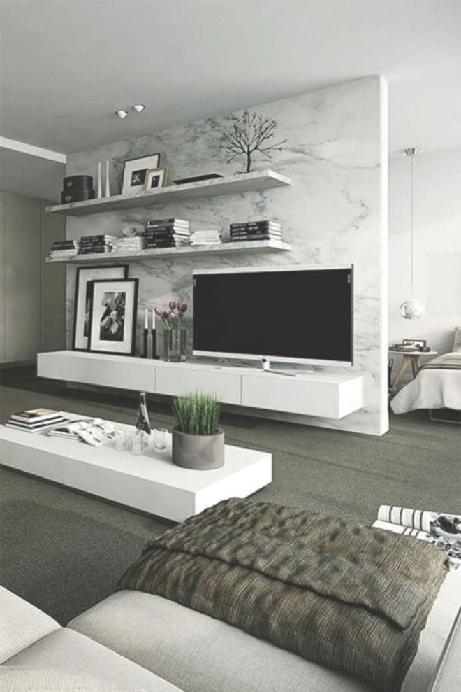 Стенка прилегающая к зоне для просмотра телевизора которая имитируют мрамор в современном интерьере гостиной комнаты 