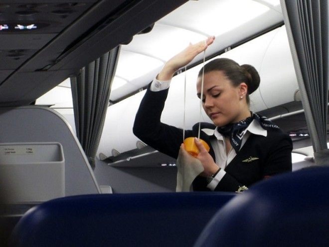 Стюардессы назвали 10 мерзких вещей которые нужно перестать делать в полёте