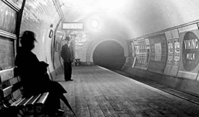 Подземные призраки Первые ветки лондонского метро пользовались дурной славой К примеру станция Олдгейт была построена прямо на месте средневекового захоронения жертв чумы но это выяснилось позже В 1943 году жители района БатналГрин вдруг бросились прятаться в метро впоследствии они утверждали что все слышали звук воздушной сирены Надо ли говорить что никакой сирены никто в тот день не включал
