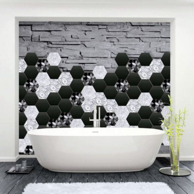 Керамическая плитка и обои на стене ванной комнаты