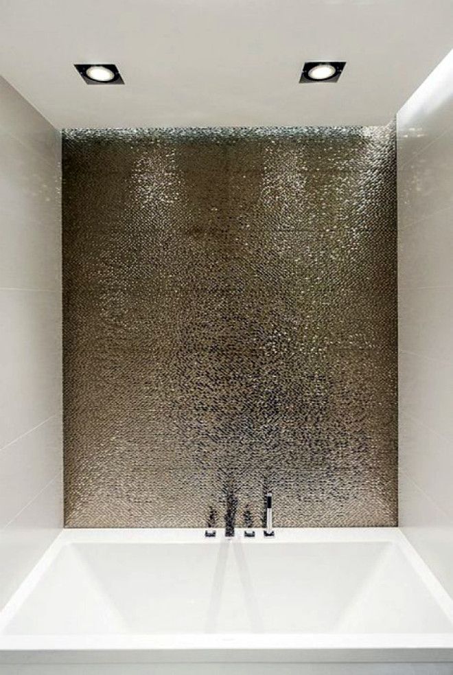 Акцентная стена украшенная плиткой плиткой с эффектом металлик