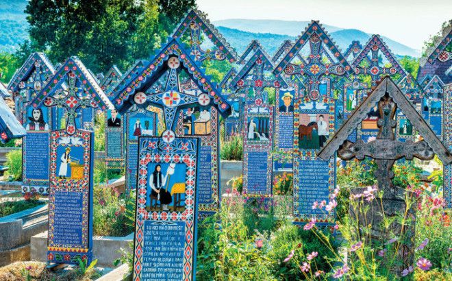 Резные украшения на Веселом кладбище в Румынии Фото shutterstockcom