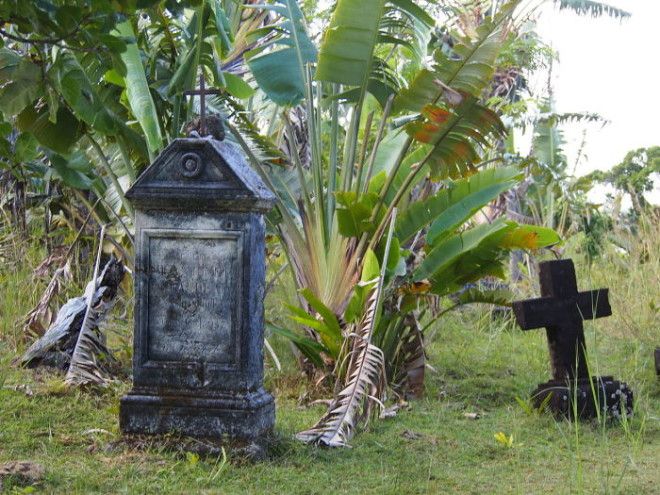 Сохранившиеся надгробия на пиратском кладбище острова СентМари Фото commonswikimediaorg