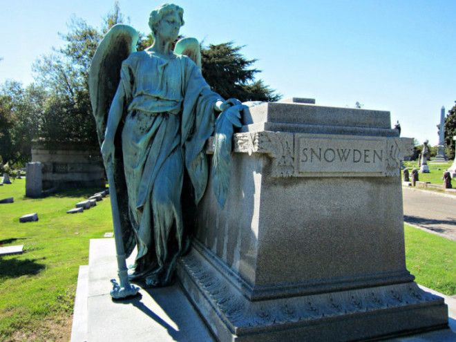 Каменная статуя на могиле кладбища Элмвуд Фото atlasobscuracom