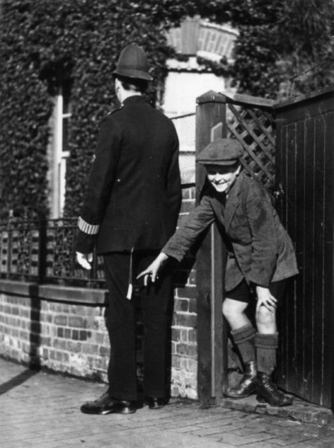 Мальчик пытается подшутить над лондонским полицейским начало ХХ в Фото izismilecom