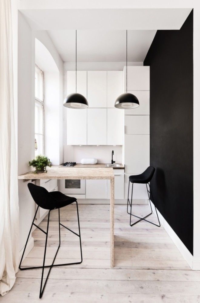 Чёрный цвет легко подчёркивает любые архитектурные элементы в интерьере кухни и отлично подойдёт для оформления акцентной стены