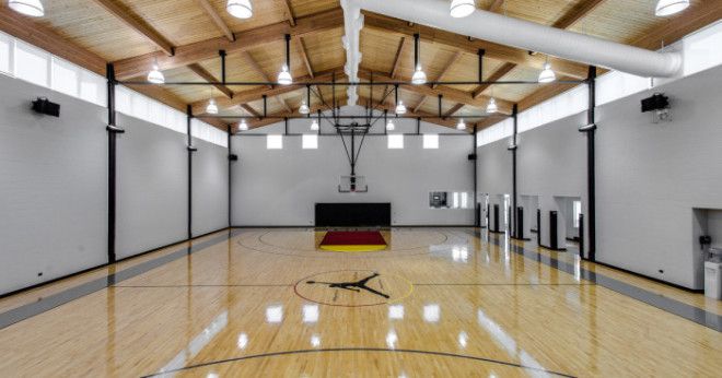 Баскетбольное поле в доме известного баскетболиста Майкла Джордана
