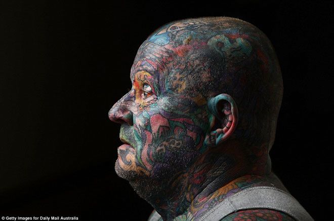 Старый бандюган забил татуировками всё своё тело