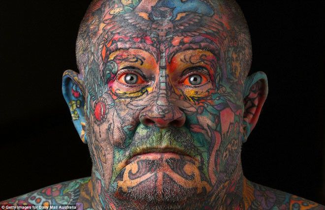 Старый бандюган забил татуировками всё своё тело