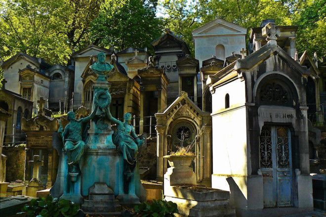 Красивые склепы парижского кладбища ПерЛешаз Фото unjourdeplusapariscom